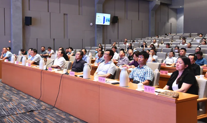 烟台开发区工委管委领导班子成员等聆听报告会1.png