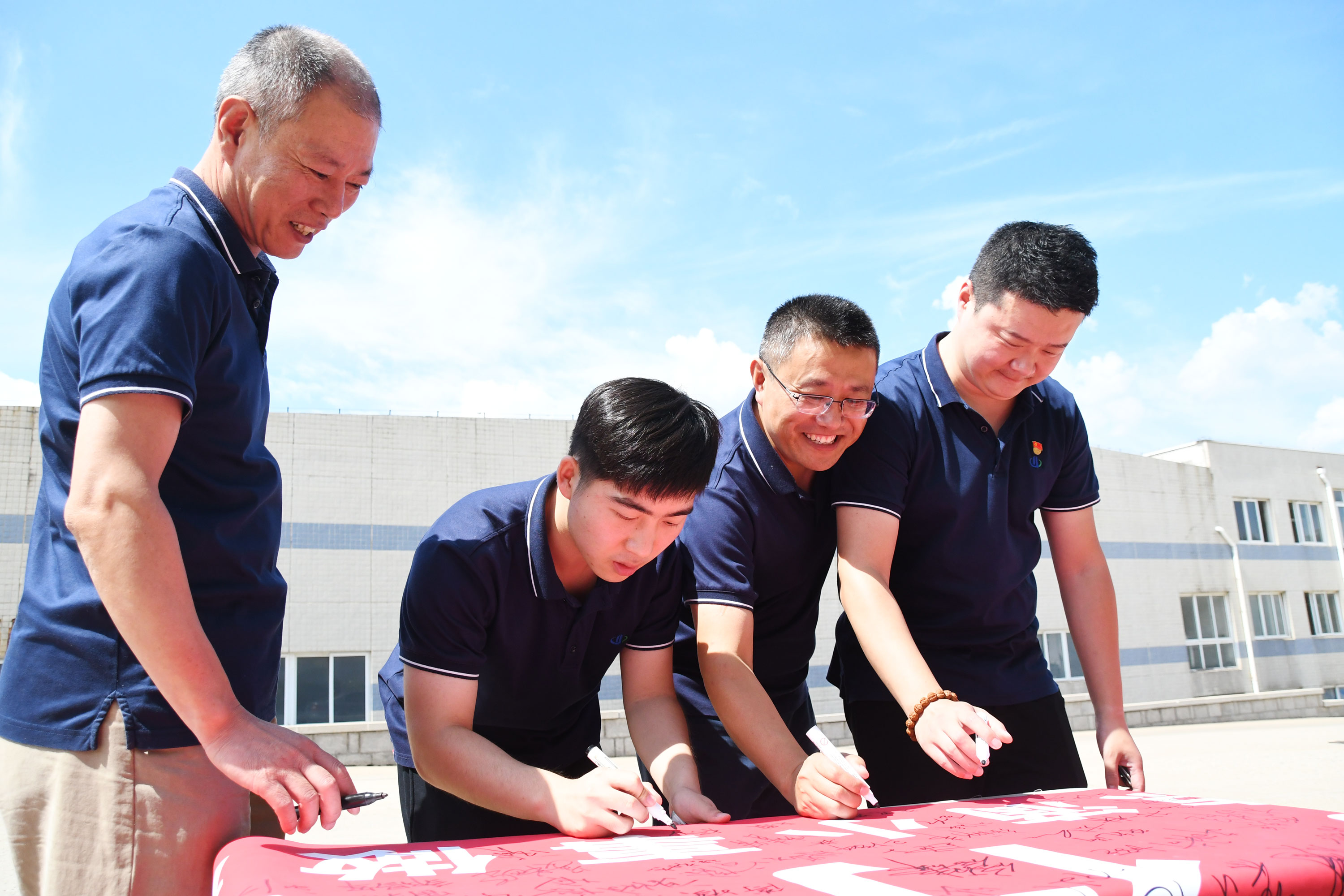 党员干部群众在宣传条幅上签字.jpg 党员干部群众在宣传条幅上签字.jpg